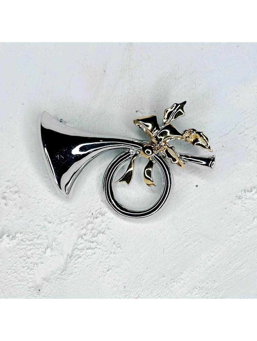 413u. Silvertone Trumpet Brooch